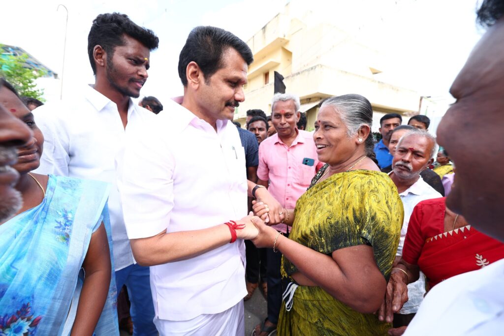 மாநில உரிமைகளை காத்திடும் மகத்தான தலைவர் மாண்புமிகு தமிழ்நாடு முதலமைச்சர் தளபதி மு.க. ஸ்டாலின் அவர்களின் நல்லாசிகளுடன், இன்று, கரூர் சட்டமன்ற தொகுதி, கரூர் மாநகராட்சி, வார்டு எண் 13, ஏ.வி.பி நகர், சணப்பிரட்டி நடுத்தெரு மற்றும் செல்வா நகர் பகுதிகளில், மழை நீர் வடிகால் அமைக்கும் பணிகளையும், சிமெண்ட் சாலைகளை மேம்படுத்தும் பணிகளையும் துவக்கி வைத்த போது, கரூர் மாவட்ட ஆட்சியர் திரு. மீ. தங்கவேல் அவர்கள், உள்ளாட்சி அமைப்பு பிரதிநிதிகள் மற்றும் பொதுமக்கள் உடனிருந்தனர்..