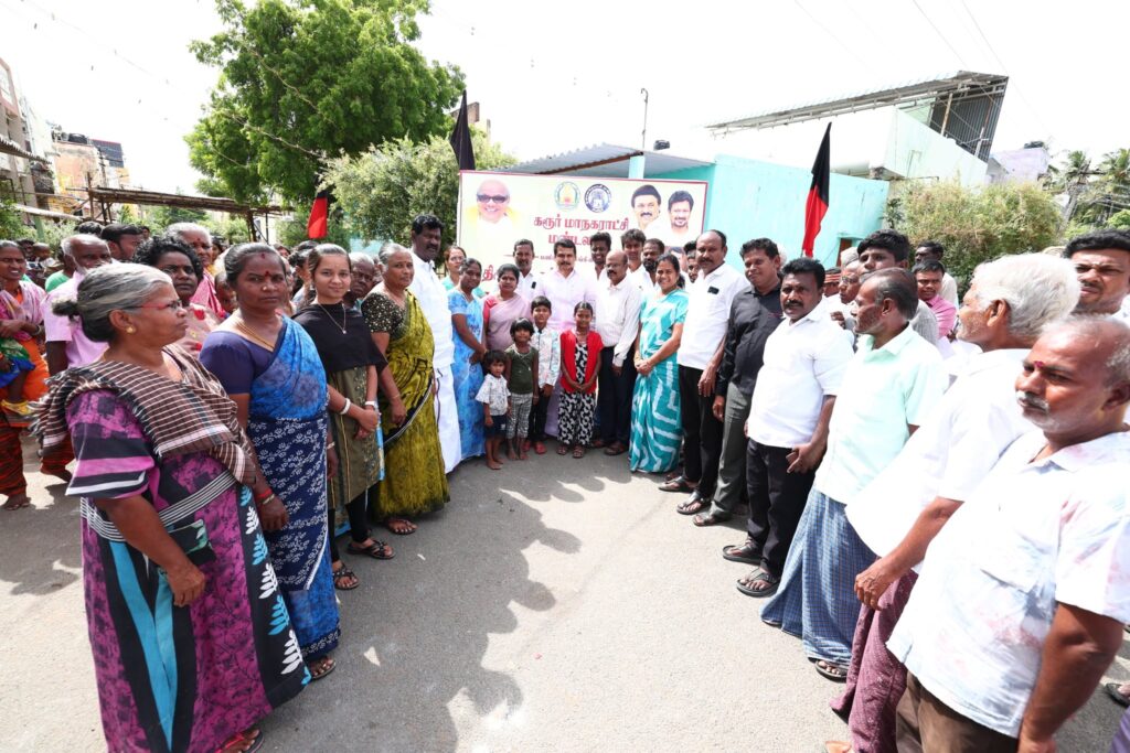 மாநில உரிமைகளை காத்திடும் மகத்தான தலைவர் மாண்புமிகு தமிழ்நாடு முதலமைச்சர் தளபதி மு.க. ஸ்டாலின் அவர்களின் நல்லாசிகளுடன், இன்று, கரூர் சட்டமன்ற தொகுதி, கரூர் மாநகராட்சி, வார்டு எண் 13, ஏ.வி.பி நகர், சணப்பிரட்டி நடுத்தெரு மற்றும் செல்வா நகர் பகுதிகளில், மழை நீர் வடிகால் அமைக்கும் பணிகளையும், சிமெண்ட் சாலைகளை மேம்படுத்தும் பணிகளையும் துவக்கி வைத்த போது, கரூர் மாவட்ட ஆட்சியர் திரு. மீ. தங்கவேல் அவர்கள், உள்ளாட்சி அமைப்பு பிரதிநிதிகள் மற்றும் பொதுமக்கள் உடனிருந்தனர்..