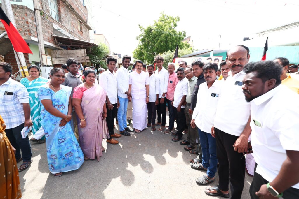 மாநில உரிமைகளை காத்திடும் மகத்தான தலைவர் மாண்புமிகு தமிழ்நாடு முதலமைச்சர் தளபதி மு.க. ஸ்டாலின் அவர்களின் நல்லாசிகளுடன், இன்று, கரூர் சட்டமன்ற தொகுதி, கரூர் மாநகராட்சி, வார்டு எண் 13, ஏ.வி.பி நகர், சணப்பிரட்டி நடுத்தெரு மற்றும் செல்வா நகர் பகுதிகளில், மழை நீர் வடிகால் அமைக்கும் பணிகளையும், சிமெண்ட் சாலைகளை மேம்படுத்தும் பணிகளையும் துவக்கி வைத்த போது, கரூர் மாவட்ட ஆட்சியர் திரு. மீ. தங்கவேல் அவர்கள், உள்ளாட்சி அமைப்பு பிரதிநிதிகள் மற்றும் பொதுமக்கள் உடனிருந்தனர்..