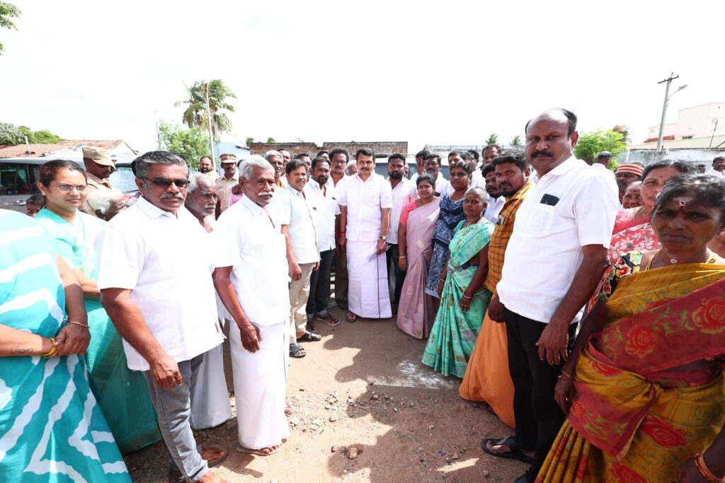 சமத்துவமும் சமதர்மமும் சகோதரத்துவமும் பெருகும் வகையில் திராவிட மாடல் நல்லாட்சி புரியும் மாண்புமிகு தமிழ்நாடு முதலமைச்சர் தளபதி மு.க. ஸ்டாலின் அவர்களின் நல்லாசிகளுடன், இன்று, கரூர் சட்டமன்ற தொகுதி, கரூர் மாநகராட்சி, வார்டு எண் 14, எஸ்.வெள்ளாளப்பட்டி பகுதிகளில், மழை நீர் வடிகால் அமைக்கும் பணிகளை துவக்கி வைத்த போது, கரூர் மாவட்ட ஆட்சியர் திரு. மீ. தங்கவேல் அவர்கள், உள்ளாட்சி அமைப்பு பிரதிநிதிகள் மற்றும் பொதுமக்கள் உடனிருந்தனர்..