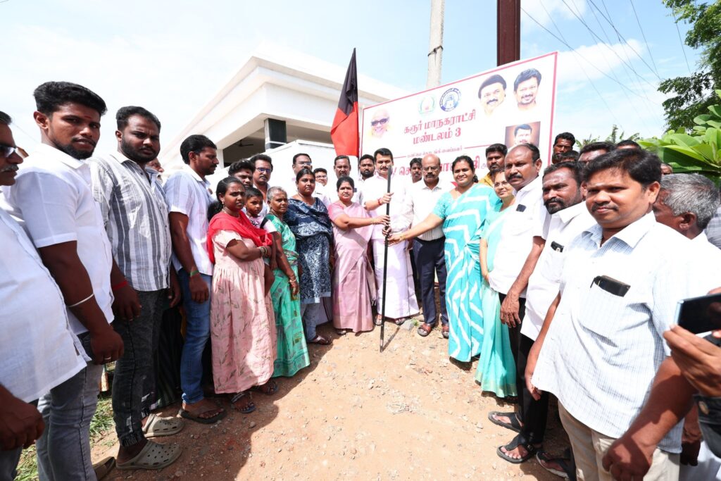 சமத்துவமும் சமதர்மமும் சகோதரத்துவமும் பெருகும் வகையில் திராவிட மாடல் நல்லாட்சி புரியும் மாண்புமிகு தமிழ்நாடு முதலமைச்சர் தளபதி மு.க. ஸ்டாலின் அவர்களின் நல்லாசிகளுடன், இன்று, கரூர் சட்டமன்ற தொகுதி, கரூர் மாநகராட்சி, வார்டு எண் 14, எஸ்.வெள்ளாளப்பட்டி பகுதிகளில், மழை நீர் வடிகால் அமைக்கும் பணிகளை துவக்கி வைத்த போது, கரூர் மாவட்ட ஆட்சியர் திரு. மீ. தங்கவேல் அவர்கள், உள்ளாட்சி அமைப்பு பிரதிநிதிகள் மற்றும் பொதுமக்கள் உடனிருந்தனர்..