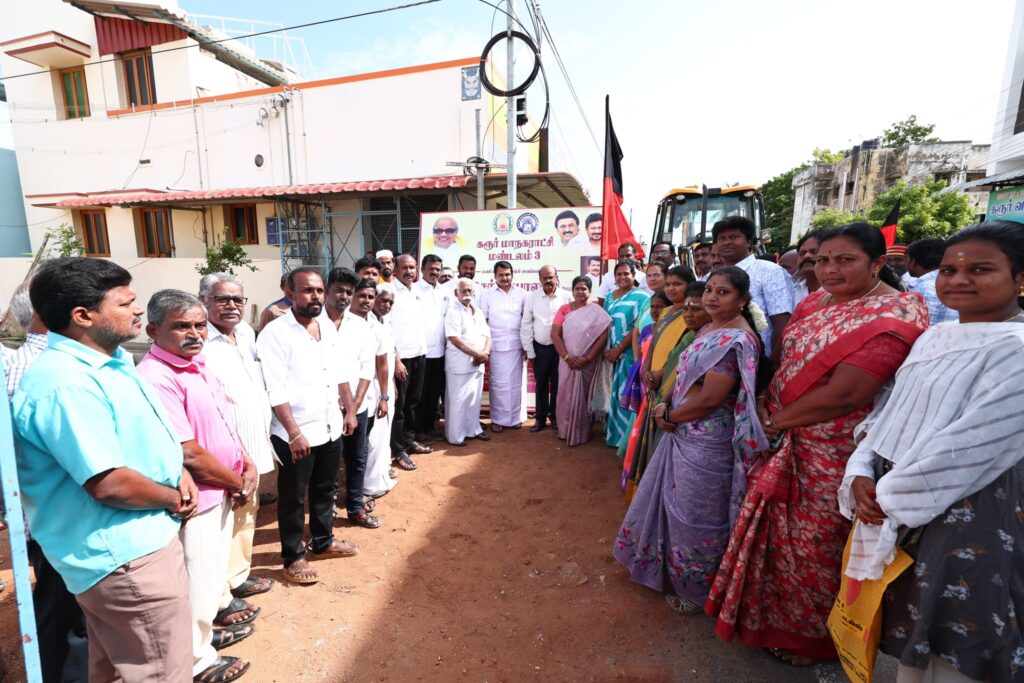 ‘இன்னுயிர் காப்போம் நம்மைக் காக்கும் 48' திட்டம் மூலம் பல லட்சம் உயிர்களை காப்பற்றிய மாண்புமிகு தமிழ்நாடு முதலமைச்சர் தளபதி மு.க. ஸ்டாலின் அவர்களின் நல்லாசிகளுடன், இன்று, கரூர் சட்டமன்ற தொகுதி, கரூர் மாநகராட்சி, வார்டு எண் 16, கிருஷ்ணா நகர், முத்து நகர் மற்றும் கொங்கு நகர் பகுதிகளில், 5 இடங்களில் மழை நீர் வடிகால் அமைக்கும் பணிகளையம் 2 இடங்களில் தார் சாலைகளை மேம்படுத்தும் பணிகளையும் துவக்கி வைத்த போது, கரூர் மாவட்ட ஆட்சியர் திரு. மீ. தங்கவேல் அவர்கள், உள்ளாட்சி அமைப்பு பிரதிநிதிகள் மற்றும் பொதுமக்கள் உடனிருந்தனர்..