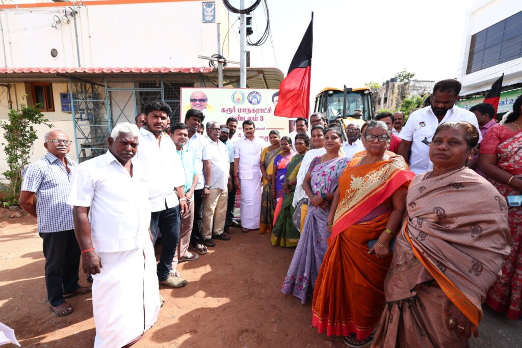 ‘இன்னுயிர் காப்போம் நம்மைக் காக்கும் 48' திட்டம் மூலம் பல லட்சம் உயிர்களை காப்பற்றிய மாண்புமிகு தமிழ்நாடு முதலமைச்சர் தளபதி மு.க. ஸ்டாலின் அவர்களின் நல்லாசிகளுடன், இன்று, கரூர் சட்டமன்ற தொகுதி, கரூர் மாநகராட்சி, வார்டு எண் 16, கிருஷ்ணா நகர், முத்து நகர் மற்றும் கொங்கு நகர் பகுதிகளில், 5 இடங்களில் மழை நீர் வடிகால் அமைக்கும் பணிகளையம் 2 இடங்களில் தார் சாலைகளை மேம்படுத்தும் பணிகளையும் துவக்கி வைத்த போது, கரூர் மாவட்ட ஆட்சியர் திரு. மீ. தங்கவேல் அவர்கள், உள்ளாட்சி அமைப்பு பிரதிநிதிகள் மற்றும் பொதுமக்கள் உடனிருந்தனர்..