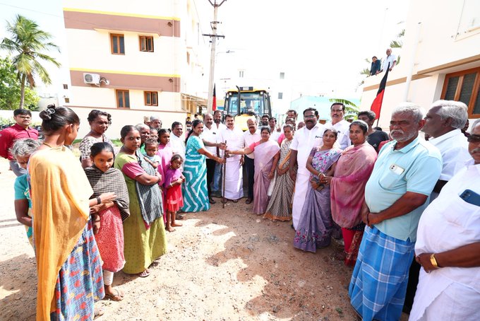 விவசாய மக்களின் விடிவெள்ளி, மாண்புமிகு தமிழ்நாடு முதலமைச்சர் தளபதி மு.க. ஸ்டாலின் அவர்களின் நல்லாசிகளுடன், இன்று, கரூர் சட்டமன்ற தொகுதி, கரூர் மாநகராட்சி, வார்டு எண் 18, சாமிநாதன் தெரு மற்றும் ராஜா நகர் பகுதிகளில், மழை நீர் வடிகால் அமைக்கும் பணிகளையும், சிமெண்ட் மற்றும் தார் சாலைகளை மேம்படுத்தும் பணிகளையும் துவக்கி வைத்த போது, கரூர் மாவட்ட ஆட்சியர் திரு. மீ. தங்கவேல் அவர்கள், உள்ளாட்சி அமைப்பு பிரதிநிதிகள் மற்றும் பொதுமக்கள் உடனிருந்தனர்..